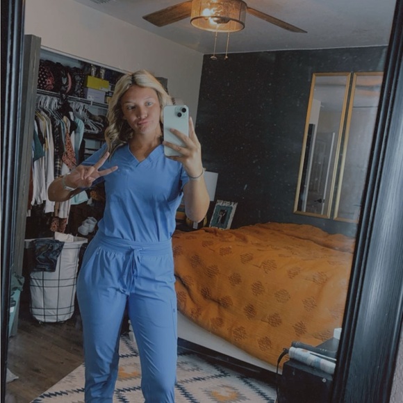 Scrub joy set! Comes withh top, bottoms + under shirt - Picture 4 of 4